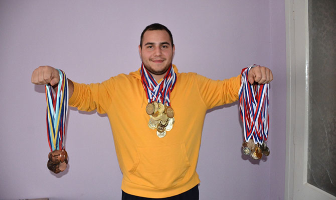 Tojzán Béla az érmekkel